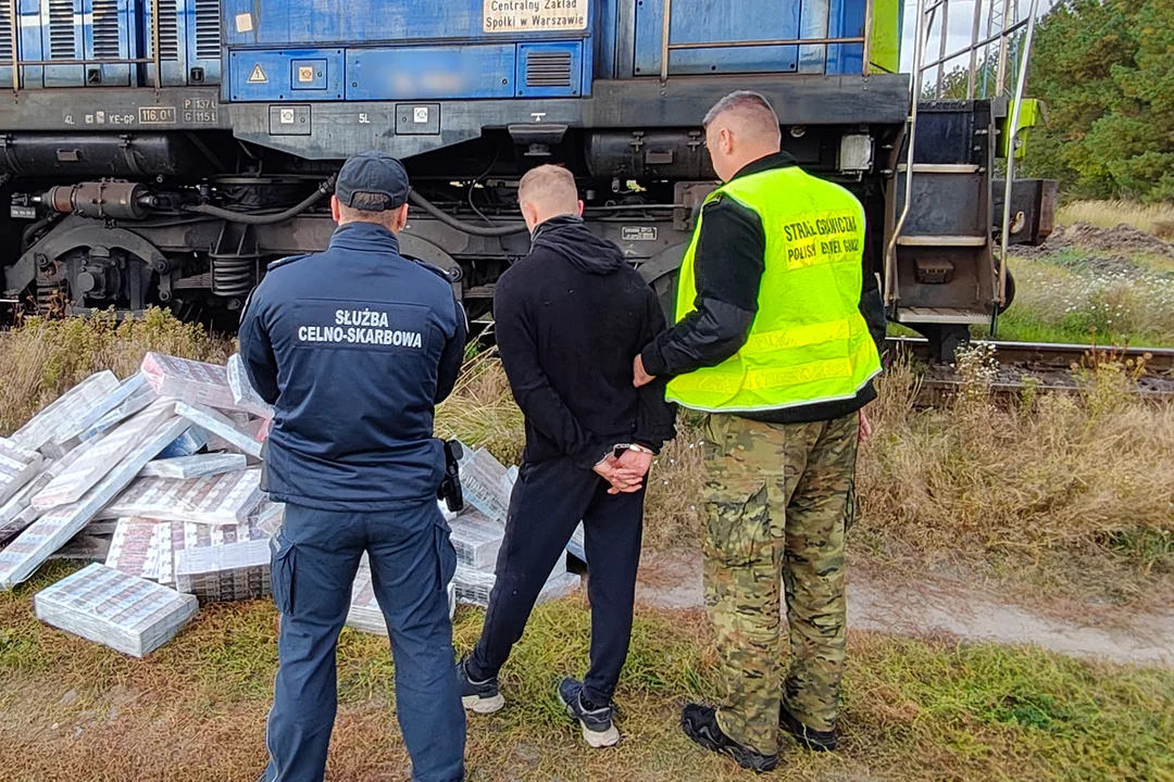 Udaremniony przemyt w powiecie bialskim: papierosy wyrzucali z pociągu. 2 osoby zatrzymane