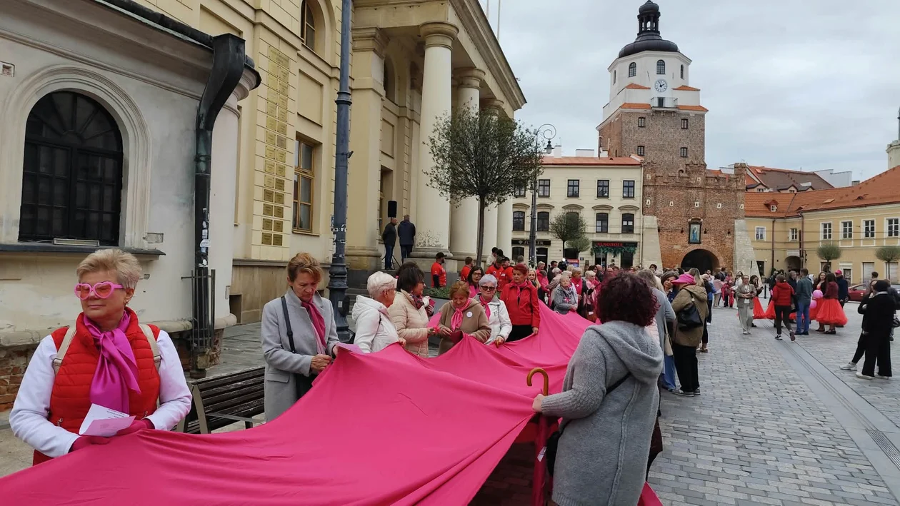 "Rak nie wybiera, a ten marsz to nasz krzyk do społeczeństwa". Różowy korowód przeszedł przez centrum Lublina