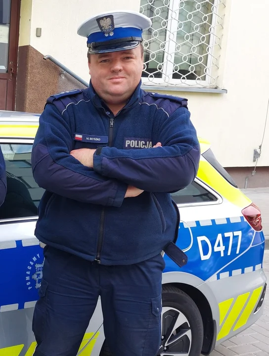 Pow. bialski: Dym i zakleszczona kierująca. Policjant na wolnym wybił szybę i wyciągnął kobietę z auta