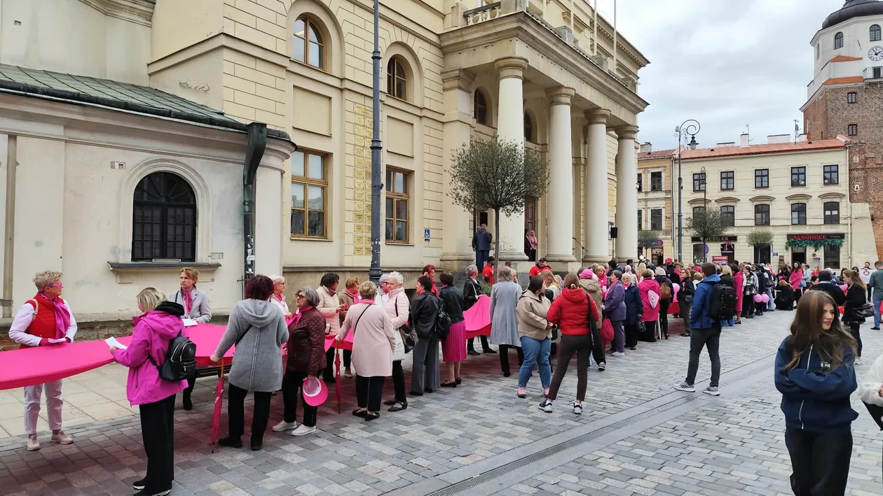 "Rak nie wybiera, a ten marsz to nasz krzyk do społeczeństwa". Różowy korowód przeszedł przez centrum Lublina