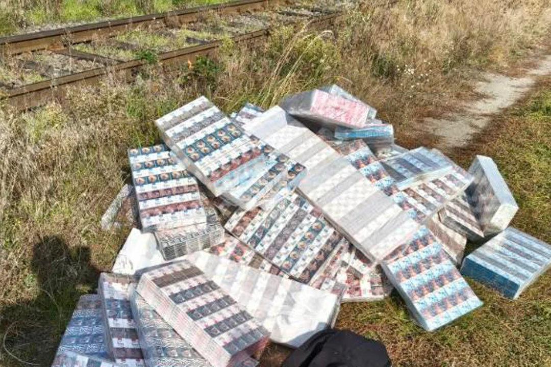 Udaremniony przemyt w powiecie bialskim: papierosy wyrzucali z pociągu. 2 osoby zatrzymane